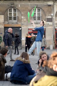 Une deuxième sono balance aussi de la techno pour les plus fêtards, d’autres font du jonglage.