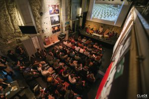 Une centaine de personnes est réunie pour cette conférence sur l'histoire du sound system à Trempolino.