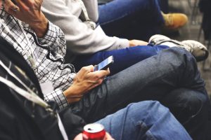 une personne regardant son téléphone