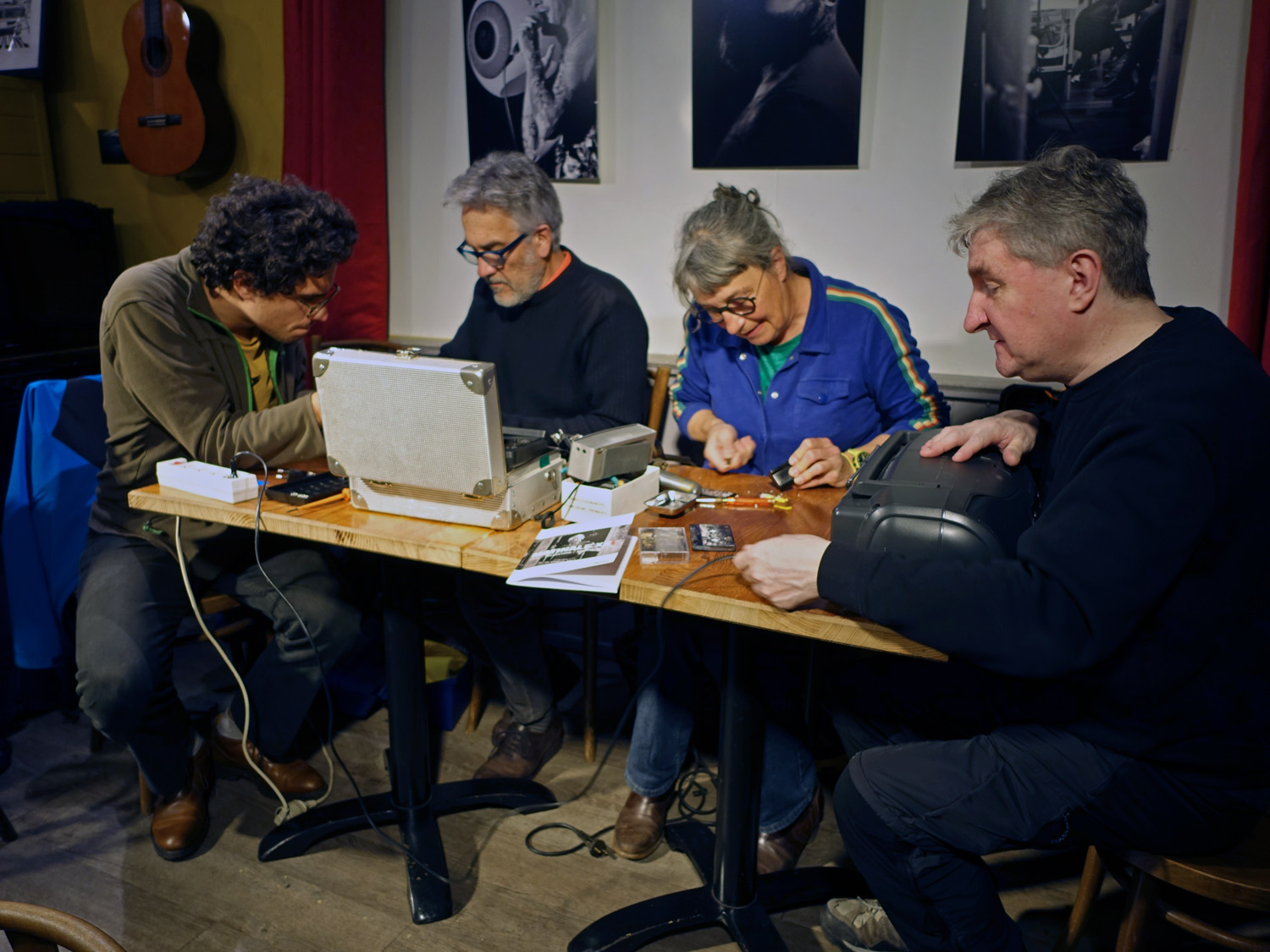 Le collectif La Bricole en action au repair café Mon Oncle