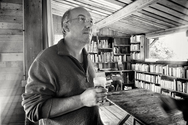 Photo d'Alain Damasio à la ZAD de Notre-Dame-des-Landes en 2018.