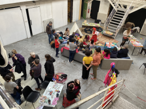 Plusieurs ateliers créatifs, de jeux, et de contes étaient organisés par les bénévoles d'IKI IKI, à destinations des enfants présents à cette journée. 